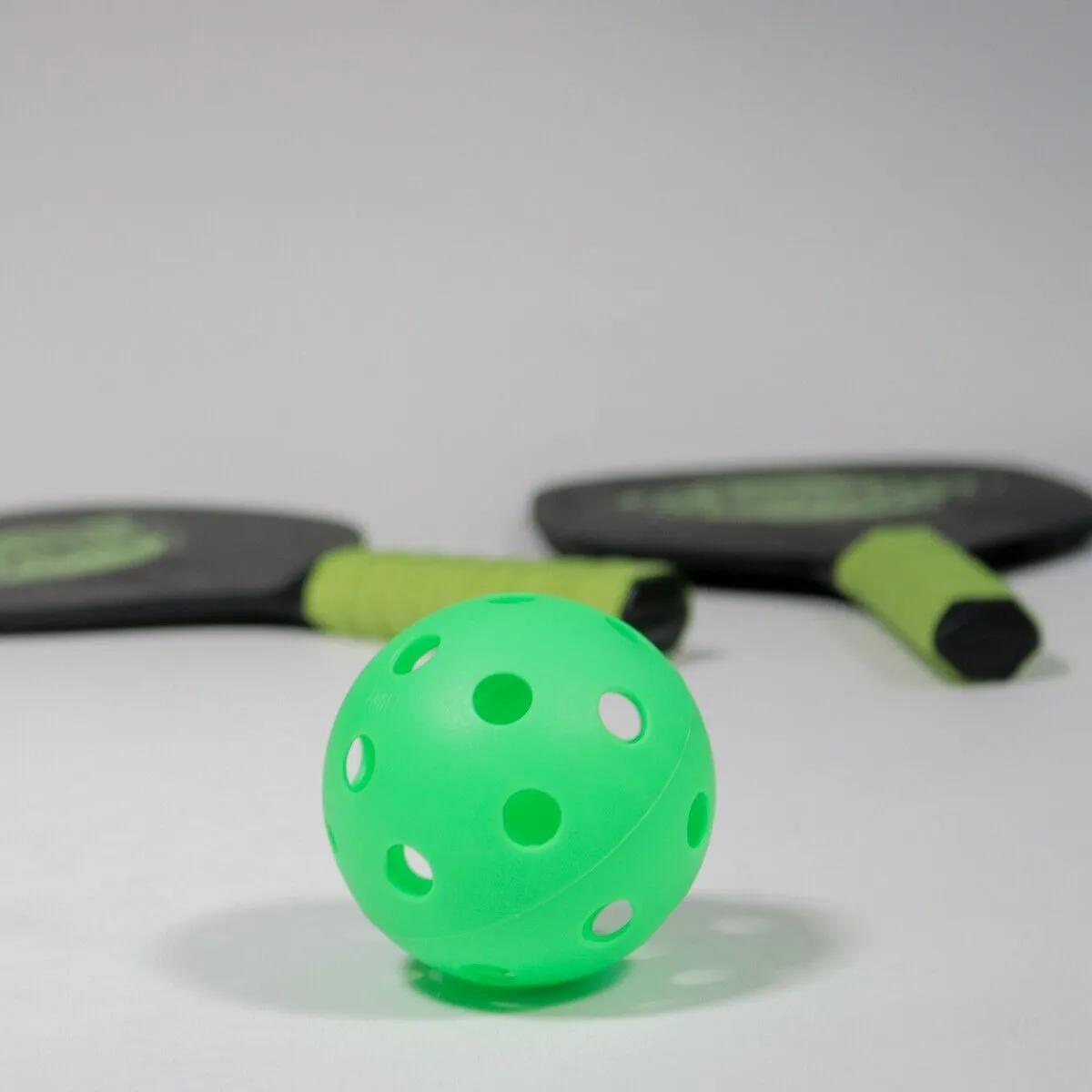 Pickleball Set - 2 Paddles 1 Pickleball